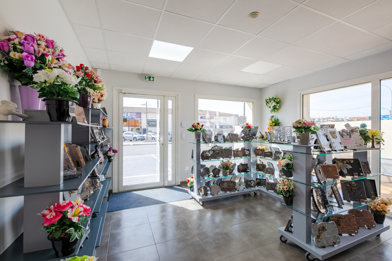 fleurs dans un vase dans un cimetiere